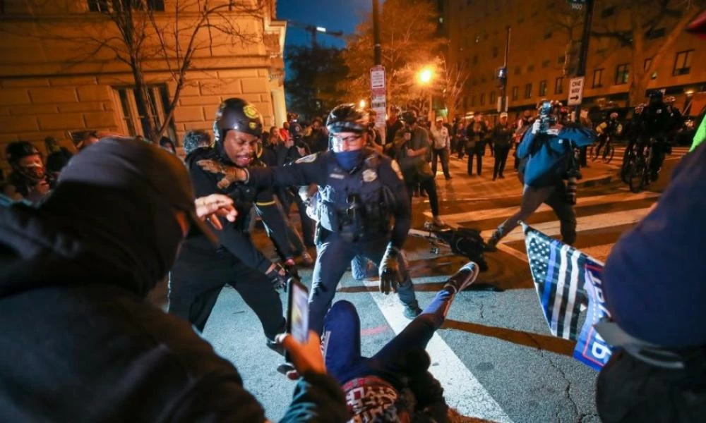 ΗΠΑ: Άγριες συμπλοκές των Proud Boys με την αστυνομία (βίντεο)